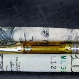 cannabis-oil-disposable-vape-cartridge-vaping